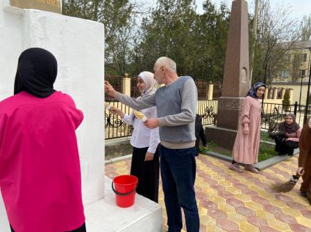 субботник памятника3